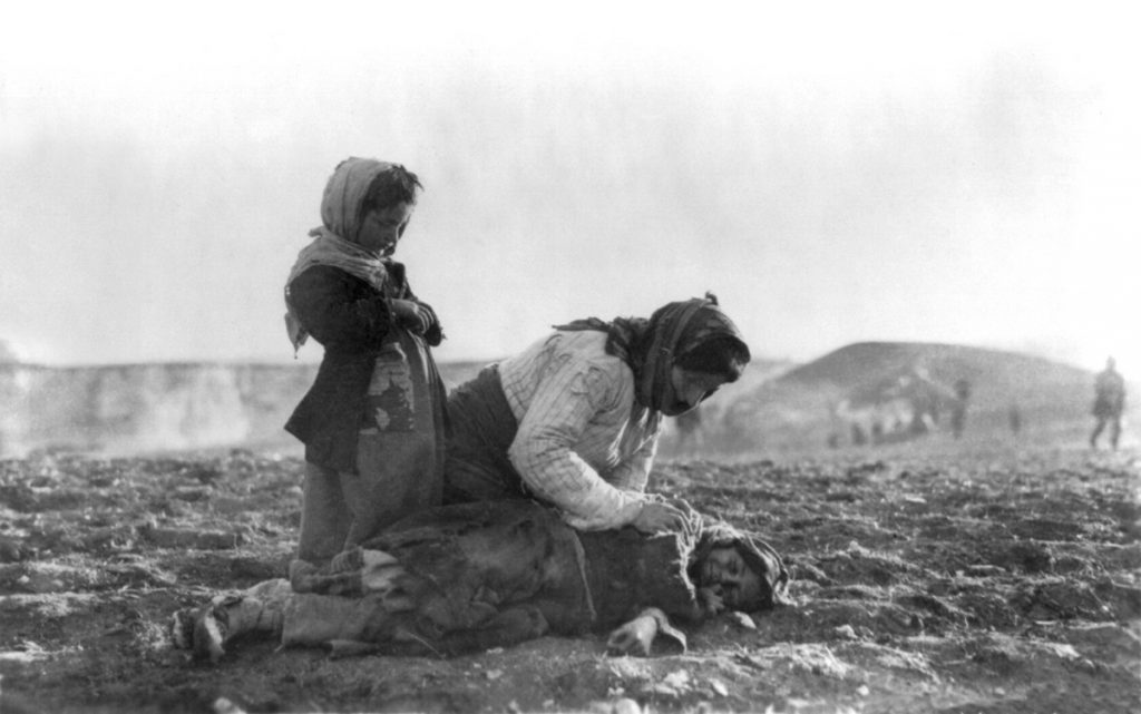 24 IV 1915 rząd turecki wydał rozporządzenie nakazujące aresztowanie ormiańskiej inteligencji.