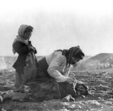 24 IV 1915 rząd turecki wydał rozporządzenie nakazujące aresztowanie ormiańskiej inteligencji.