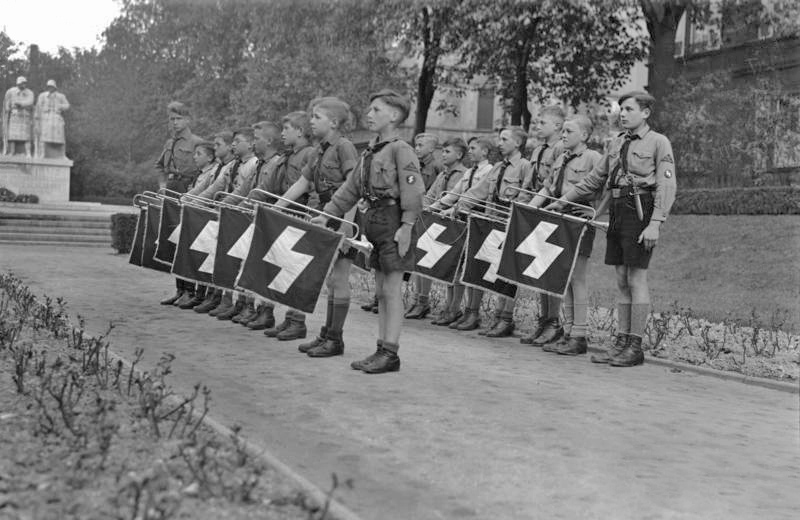 Hitlerowska Deutsches Jungvolk (Pimpf) w Wormacji z flagami organizacji nazistowskiej, 1933