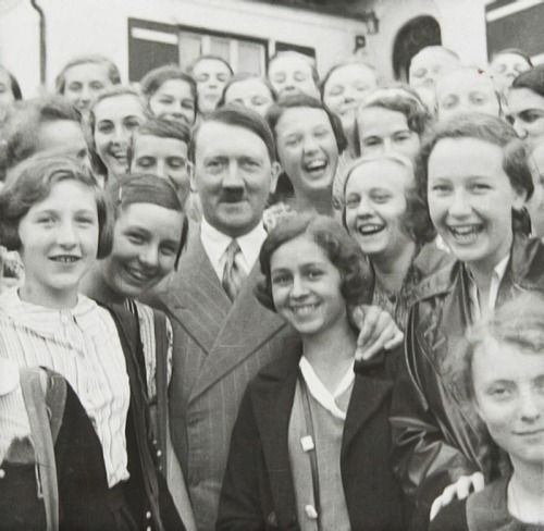 Gestapo liczyło 31 474 członków. Wojnę przeżyło ok. 25 000. Po 1945 doliczono się 15 000. Do 1949 skazano 2460 osób ...