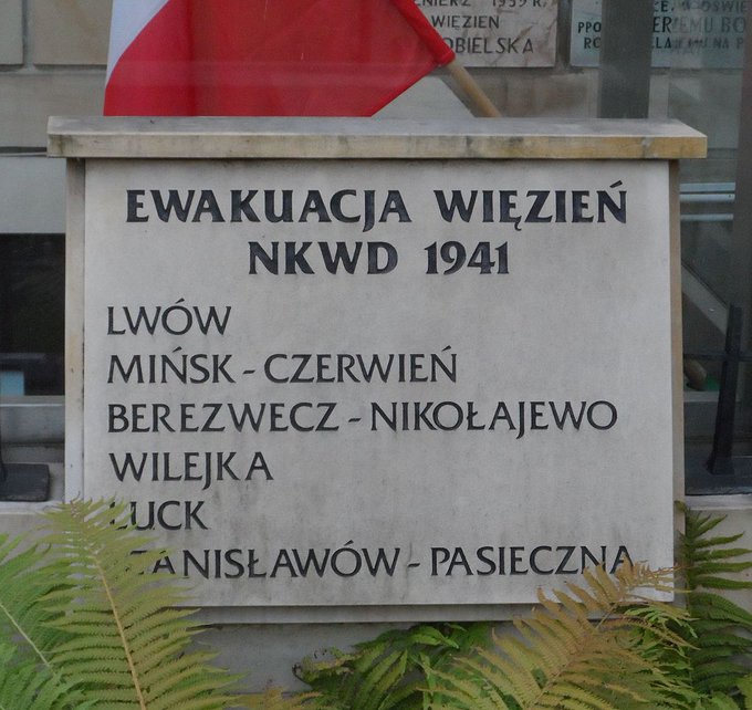 W nocy z 23 na 24 czerwca 1941 r. funkcjonariusze NKWD rozpoczęli masakrę osób przetrzymywanych w więzieniach w Dubnie