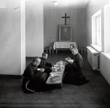 Bracia Albertyni przy posiłku 1938 rok