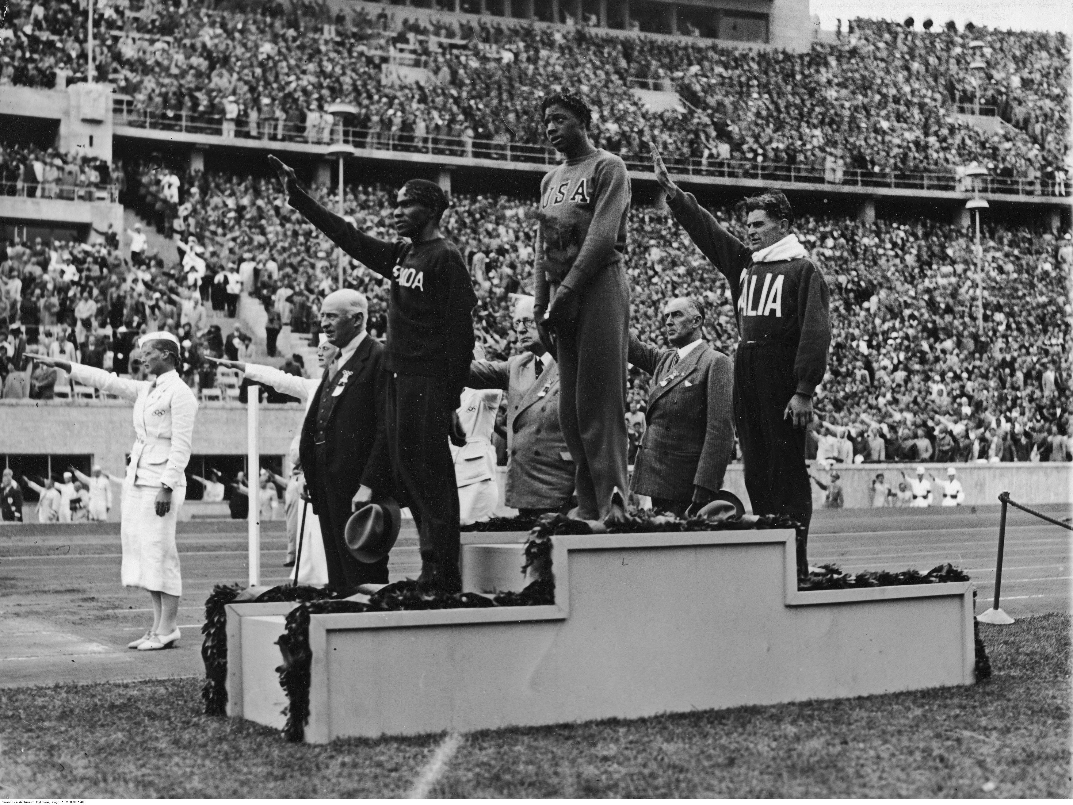 Kadr z igrzysk olimpijskich w Berlinie z 1936. Na lewym stopniu podium lekkoatleta Phil Edwards (1907-1971)