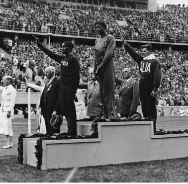 Kadr z igrzysk olimpijskich w Berlinie z 1936. Na lewym stopniu podium lekkoatleta Phil Edwards (1907-1971)