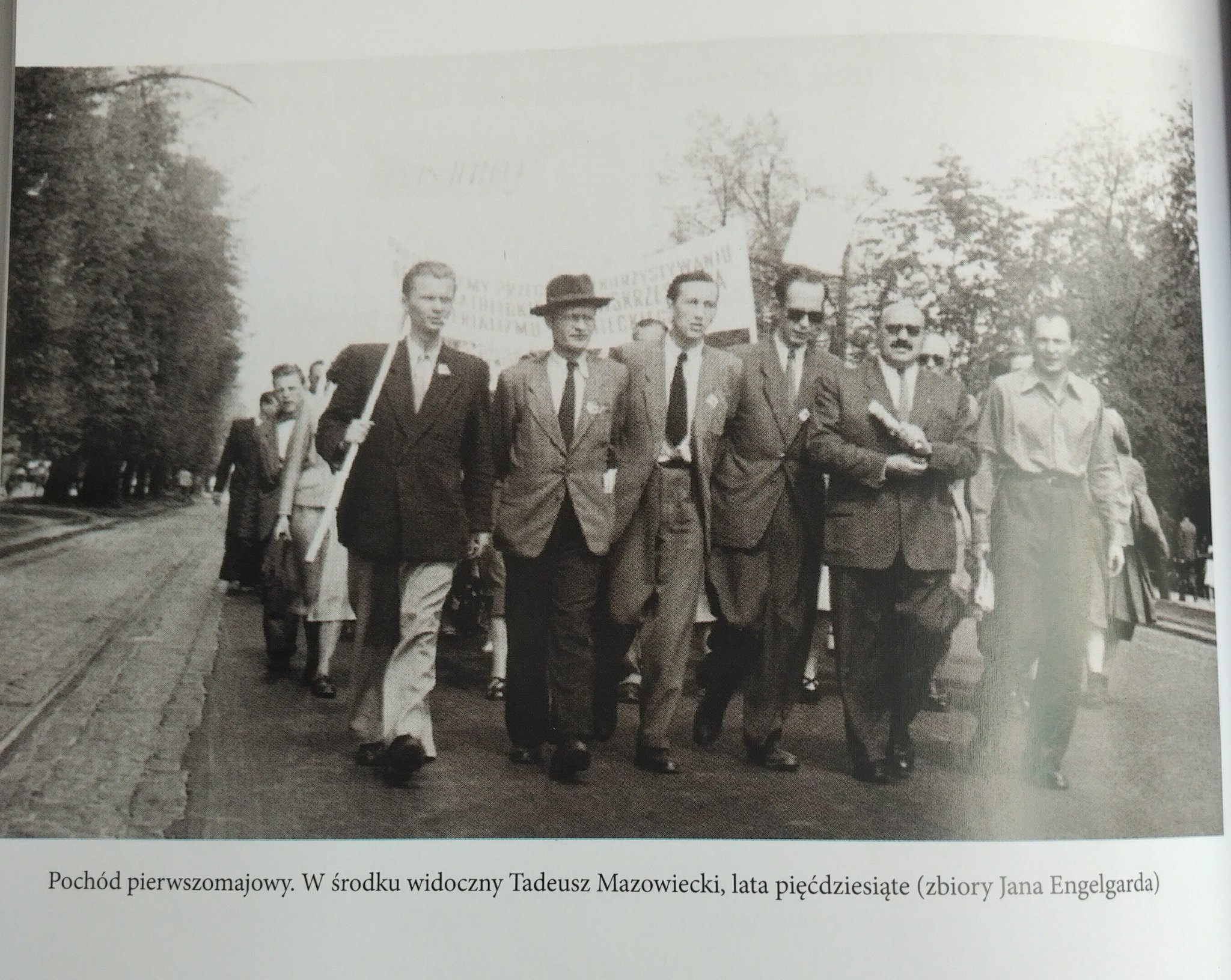 Lata 50-te T.Mazowiecki w czołówce marszu 1 majowego, z książki prof. Tomasza Sikorskiego Węzeł gordyjski