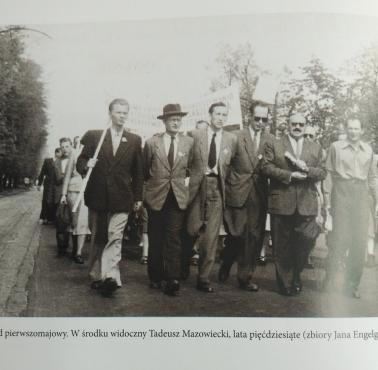 Lata 50-te T.Mazowiecki w czołówce marszu 1 majowego, z książki prof. Tomasza Sikorskiego "Węzeł gordyjski"