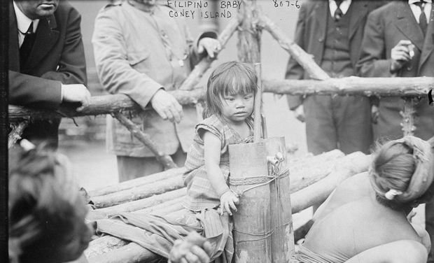 Mała dziewczynka z Filipin, którą pokazywano w Coney Island Zoo razem ze zwierzętami, 1914