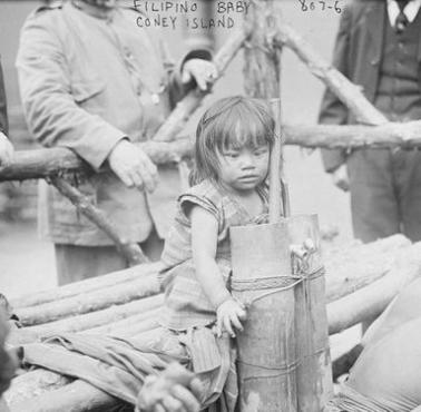 Mała dziewczynka z Filipin, którą pokazywano w Coney Island Zoo razem ze zwierzętami, 1914