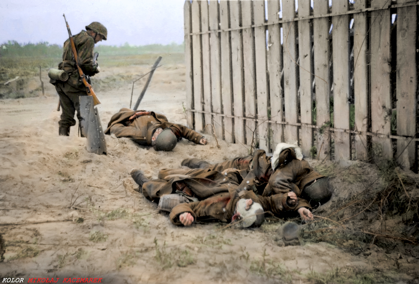 Niemiecki żołnierz tuż po rozstrzelaniu polskich jeńców, 1939