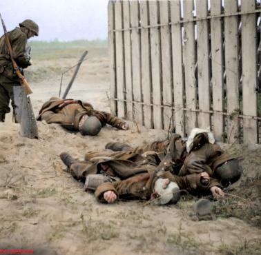 Niemiecki żołnierz tuż po rozstrzelaniu polskich jeńców, 1939