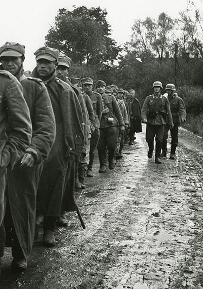 12 września 1939 w budynku szkoły powszechnej w Szczucinie Niemcy spalili żywcem 40 polskich żołnierzy, jeńców wojennych