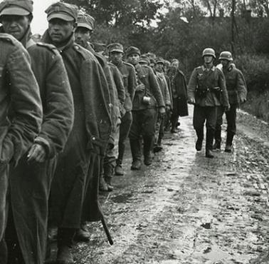 12 września 1939 w budynku szkoły powszechnej w Szczucinie Niemcy spalili żywcem 40 polskich żołnierzy, jeńców wojennych