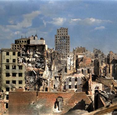 Warszawa zniszczona przez Niemców po powstaniu warszawskim w 1944 roku