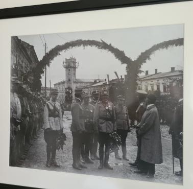 Przekazanie Pokucia przez armię rumuńską armii polskiej, 1919. Tymczasem Czesi ... nóż w plecy