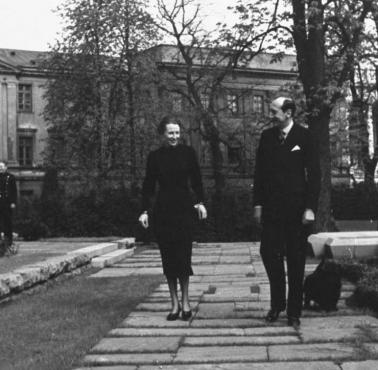 Józef Beck spaceruje z małżonką w ogrodzie Pałacu Brühla, 1938