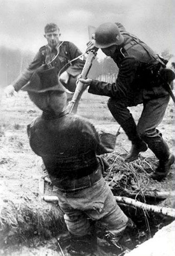Od 1956 Bundeswehra (RFN) przyjmowała do służby byłych oficerów Waffen SS