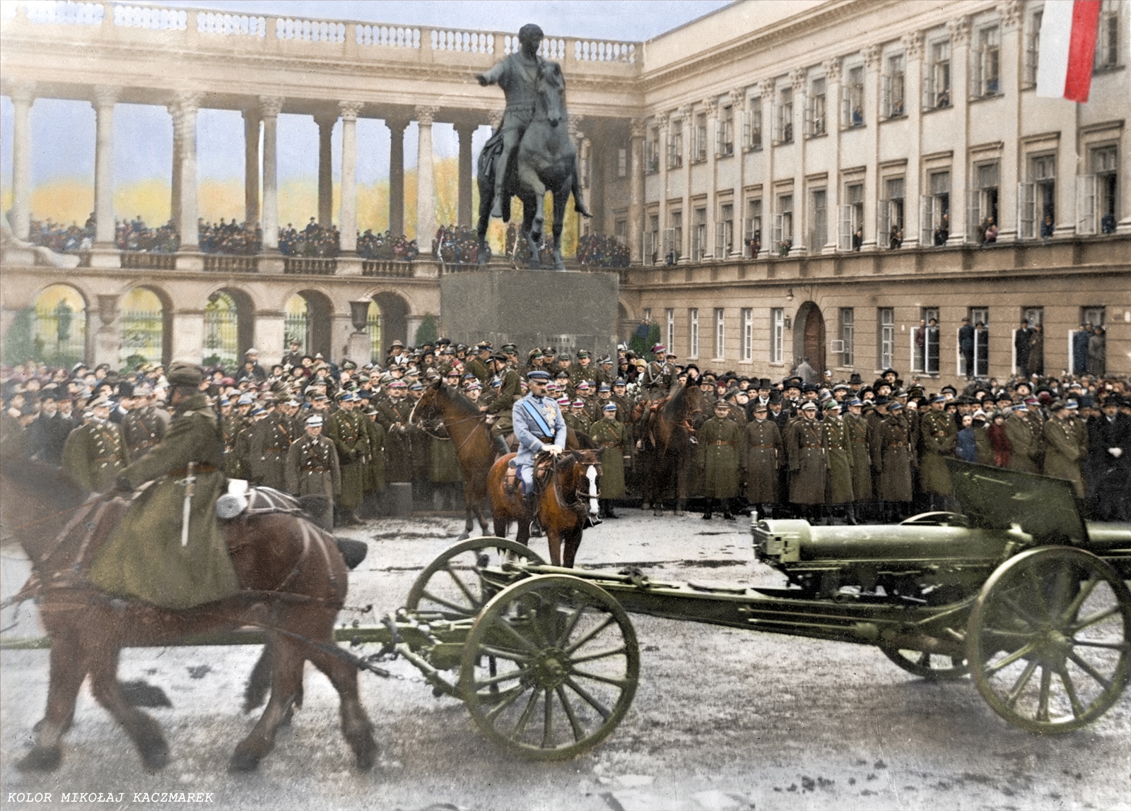 Marszałek J.Piłsudski przyjmuje paradę w Dniu Niepodległości