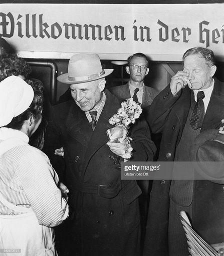 Witany przez rodaków gen.Friedrich Gollwitzer - dowódca 41 Pułku Piechoty. Odpowiedzialny za LUDOBÓJSTWO ....