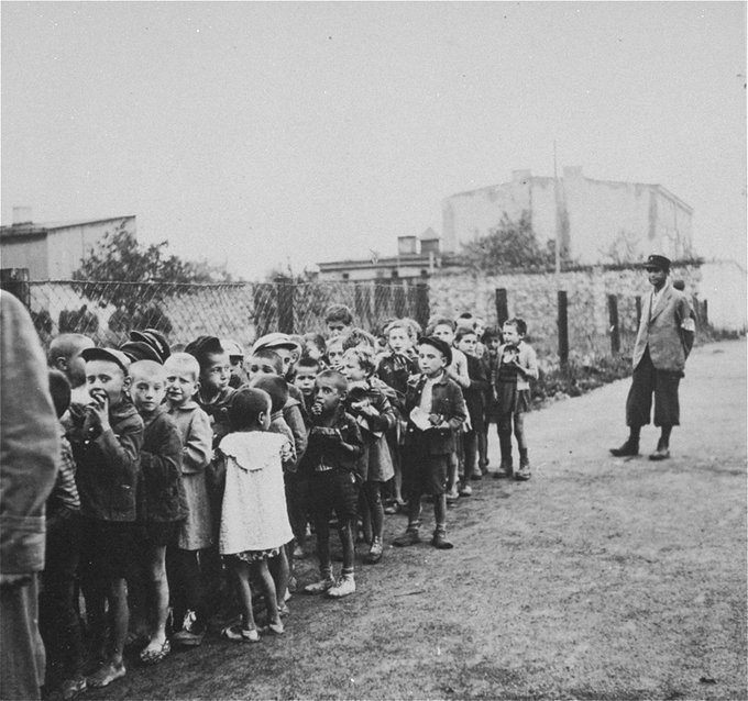 Na zdjęciu żydowskie Dzieci wyselekcjonowane przez Chaima Rumkowskiego i Szlomo Hercberga szefa 