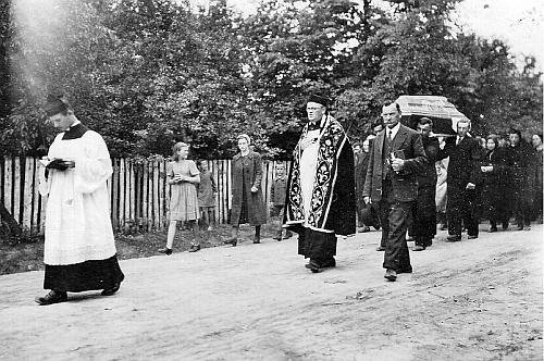 2 IV 1950 na plebanii w Poczesnej z rąk Ludzi Honoru,Męczeńską Śmiercią giną : Śp.Ks.Boguchwał Tuora,oraz : Śp.Zofia Zielińska