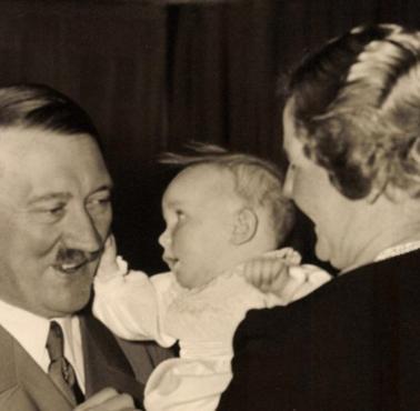 Zdjęcie propagandowe kanclerza Niemiec Adolfa Hitlera