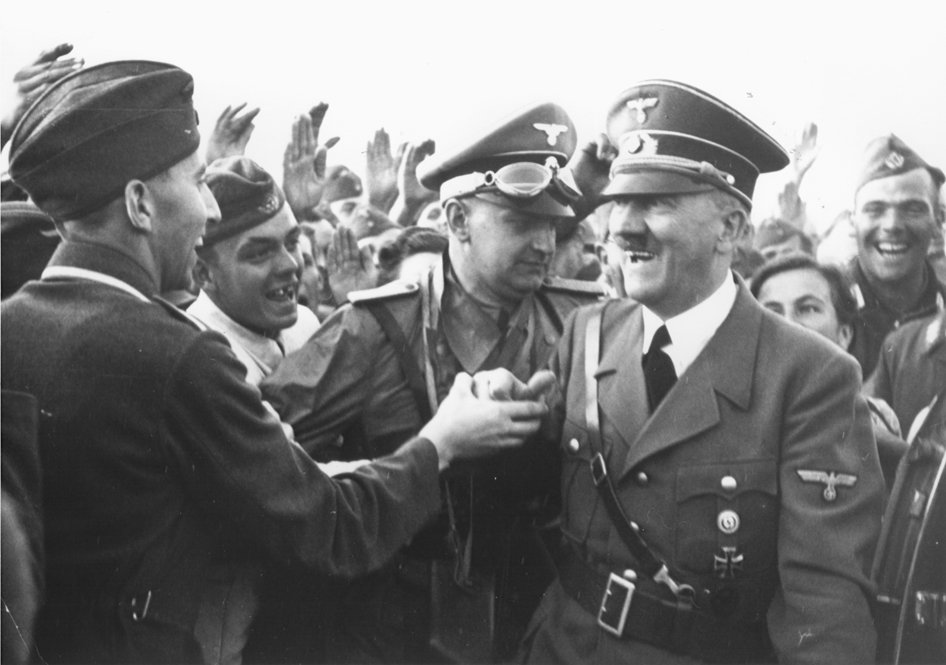 Adolf Hitler na froncie, być może otrzymał informację o ataku na Polskę (17.09.1939) Rosjan, które uratowały jego wojska