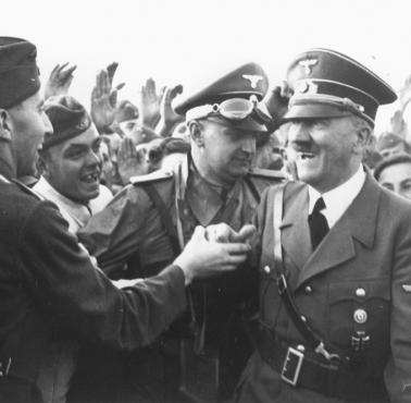 Adolf Hitler na froncie, być może otrzymał informację o ataku na Polskę (17.09.1939) Rosjan, które uratowały jego wojska