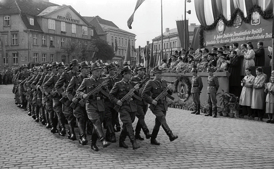 Powstała w 1949 NRD, aż do 1956, przez oficjalny pacyfizm, nie miała wojska, tylko Kasernierte Volkspolizei ...