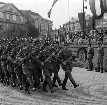 Powstała w 1949 NRD, aż do 1956, przez oficjalny pacyfizm, nie miała wojska, tylko Kasernierte Volkspolizei ...