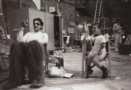 Odtwórca roli Chewbakki Peter Mayhew i obok Peter Mayhew, aktor wcielający się w rolę R2D2, 1978