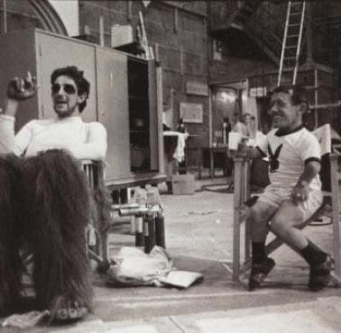 Odtwórca roli Chewbakki Peter Mayhew i obok Peter Mayhew, aktor wcielający się w rolę R2D2, 1978