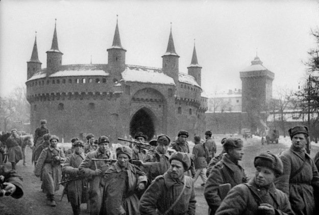 Dzień wyzwoleniu Warszawy 18 I 1945 Rosjanie wyzwalają pierwotną stolicę Polski Kraków zaczyna się przemoc ...