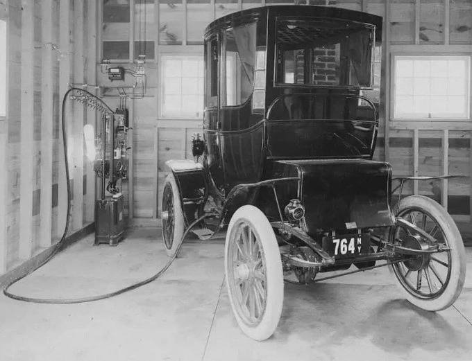 Ładowanie samochodu elektrycznego w 1911 roku