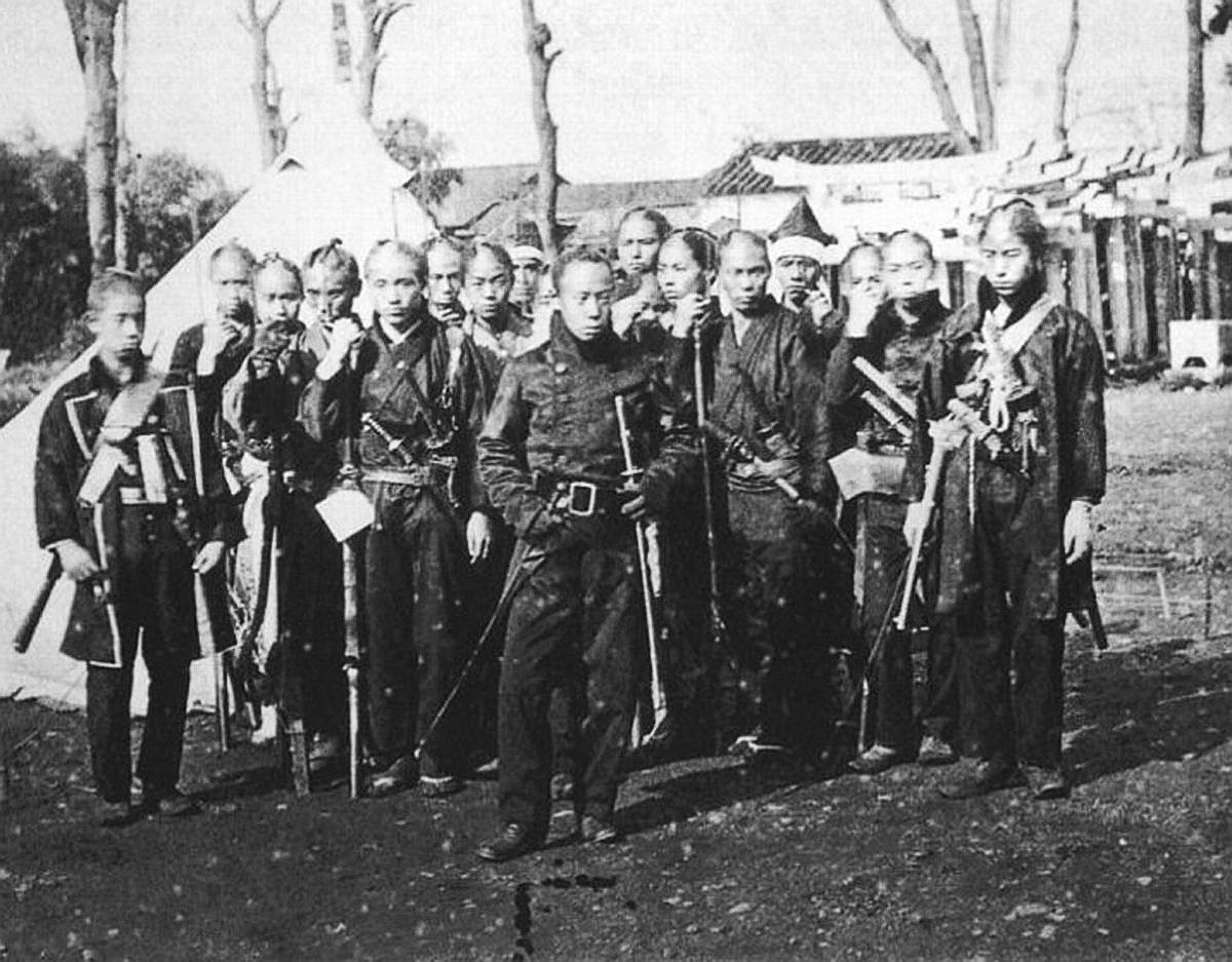 Rok 1867. Żołnierze Siogunat Tokugawów w mundurach wg zachodniego wzoru. Samurajowie noszą jeszcze broń w tradycyjny sposób