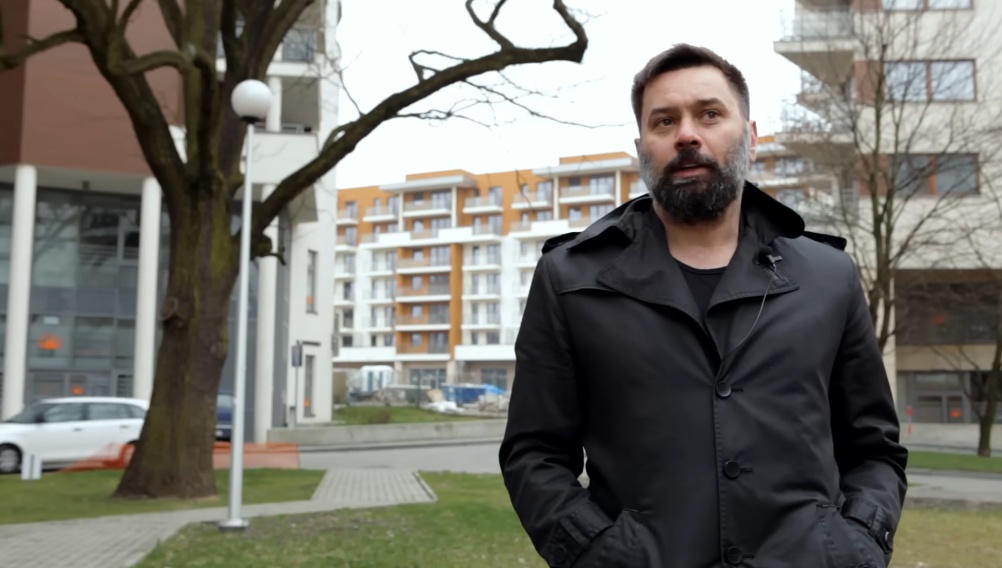 Film Bloki jest pierwszym długometrażowym, szerokim i wieloaspektowym obrazem poświęconym budownictwu mieszkaniowemu w Polsce