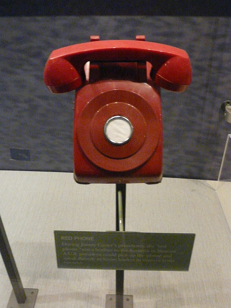 CIA i KGB miała oprócz czerwonego telefonu (zainstalowany po kryzysie kubańskim w 1962 roku)