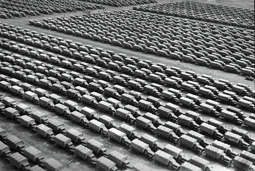 Flota ciężarówek Studebaker, Ford i Chevrolet pod Moskwą w ZSRR, dostarczonych przez USA w ramach Lend-Lease, 1944