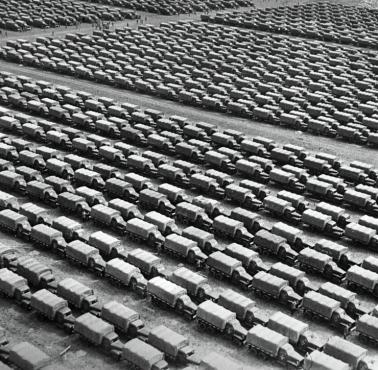 Flota ciężarówek Studebaker, Ford i Chevrolet pod Moskwą w ZSRR, dostarczonych przez USA w ramach Lend-Lease, 1944