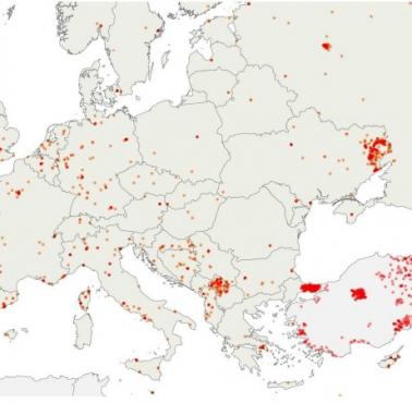 Mapa świata z naniesionymi atakam terrorystycznymi w Europie w latach 1970-2017