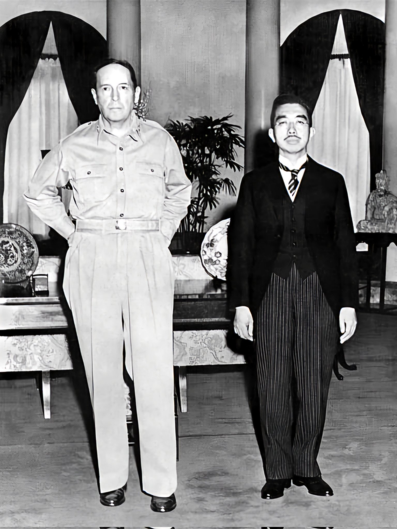 29 września 1945 roku w japońskich gazetach ukazało się zdjęcie cesarza Hirohito i gen. MacArthura