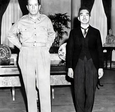29 września 1945 roku w japońskich gazetach ukazało się zdjęcie cesarza Hirohito i gen. MacArthura