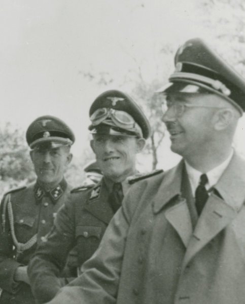 18 V 1942r.Reichsführer-SS Heinrich Himmler mianuje SS-Brigadeführera Fritza Katzmanna (na zdj.w środku) ...