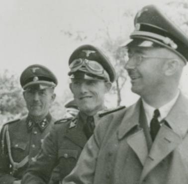 18 V 1942r.Reichsführer-SS Heinrich Himmler mianuje SS-Brigadeführera Fritza Katzmanna (na zdj.w środku) ...