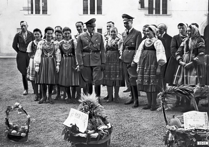 18 IV 1941 delegacja Ukraińców wręcza Hansowi Frankowi memoriał o wprowadzeniu odrębnej Kennkarte ...