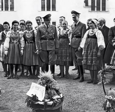 18 IV 1941 delegacja Ukraińców wręcza Hansowi Frankowi memoriał o wprowadzeniu odrębnej "Kennkarte" ...