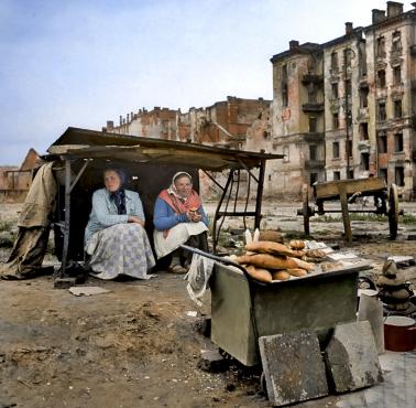 Warszawa powojenna rok 1945. Kobiety sprzedające pieczywo na ulicy Marszałkowskiej.