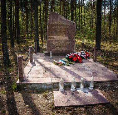 16 IV 1943 Niemcy palą żywcem w Kopalni-Skórnicach za ukrywanie Żydów Śp.Rodzinę Olszewskich ...