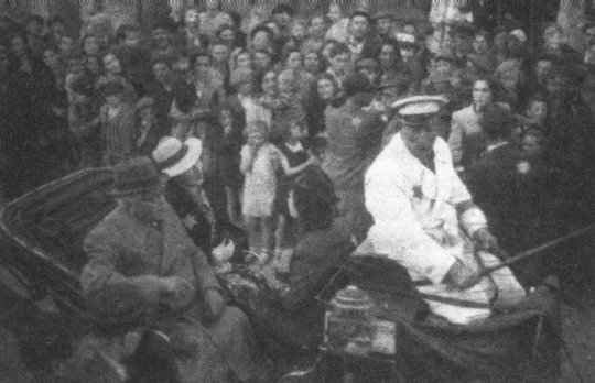 Uroczysty przejazd przez Litzmannstadt Ghetto: Chaim Rumkowski, Helena Rumkowska i słynna pasjonatka mody : Dora Fuchs