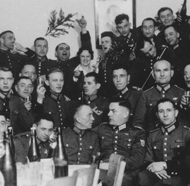 13 VII 1942 zwykli Niemcy z Hamburga z "Reserve-Polizei-Bataillon 101" mordują w Józefowie 1500 Żydów ...