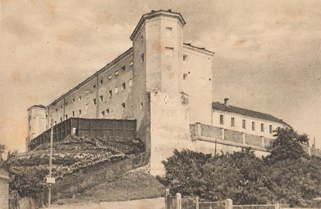 10/11 III 1945 byli żołnierze z Referatu II Obwodu AK Sandomierz,rozbijają UB-ecką katownię na sandomierskim Zamku